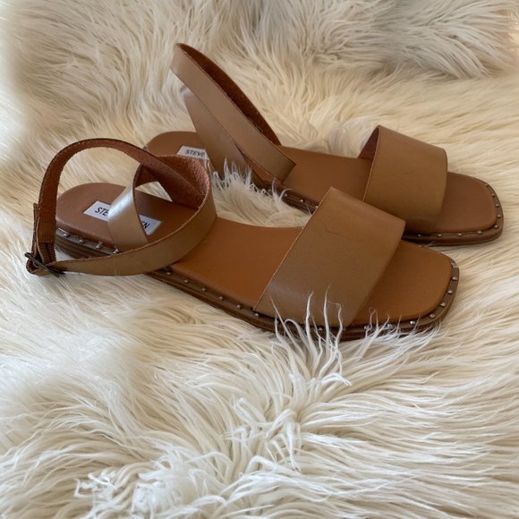 Steve Madden Deedy Flat Sandal in Tan - Picture 4 of 10